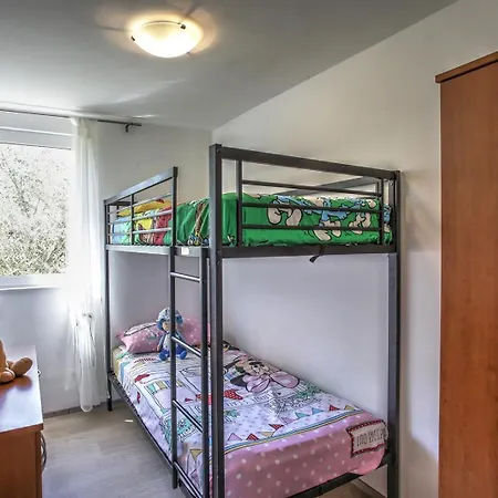 Ena 4 *
